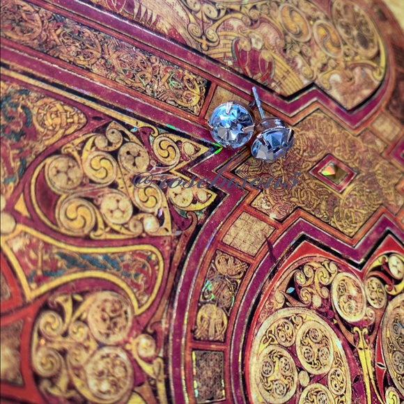 💋🆕Gold Brilliant Simulated Diamond Stud Earrings - Picture 2 of 2